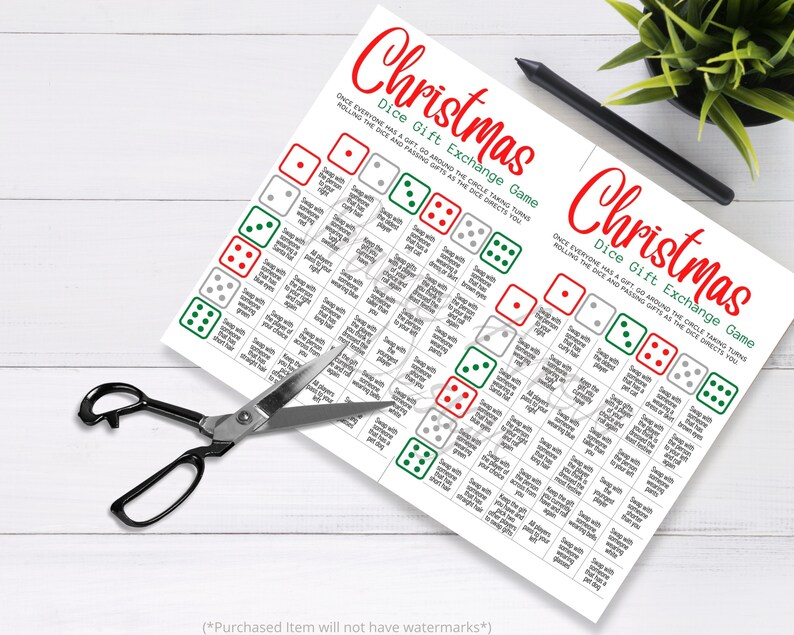 Puede incluir: Dos tarjetas de juego de dados de Navidad imprimibles con instrucciones para ir alrededor del c&iacute;rculo turn&aacute;ndose para tirar los dados y pasar los regalos como los dados lo indiquen. Los dados son rojos, verdes y grises.