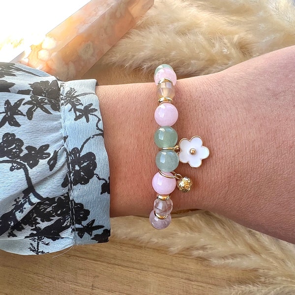Bracelet pierre quartz rose, agate fleur de cerisier et aventurine verte avec pendentif fleur blanche Sakura et pendentif boule martelé doré