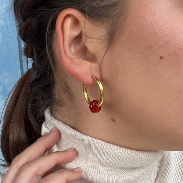 Boucles d’oreilles anneau en acier inoxydable doré avec une perle d’agate