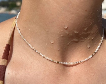 Adjustable choker necklace in gold-plated stainless steel with a shell bead