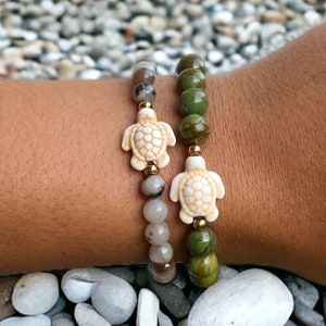 Rhodonite natural stone bracelet - Green jade and ceramic turtle
