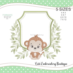 Może przedstawiać: Haftowany wzór przedstawiający uroczego małpę, która wygląda zza zielonej, liściastej ramki z pustą, tarczowatą ramką. Wzór jest dostępny w pięciu rozmiarach: 4x4, 5x7, 6x10, 7x12 cali. Tekst "Cute Embroidery Boutique" znajduje się na dole wzoru.