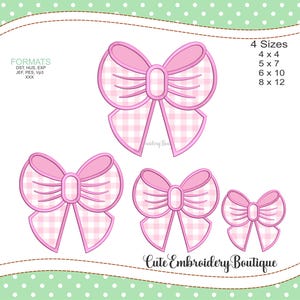 Op de afbeelding: Vier roze gingham-bogen in verschillende maten, 4x4 inch, 5x7 inch, 6x10 inch en 8x12 inch. De bogen zijn roze omrand en hebben een gingham-patroon. De tekst "Cute Embroidery Boutique" staat onderaan de afbeelding.