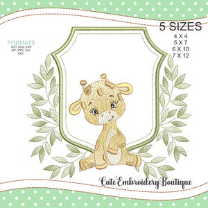 Może przedstawiać: Haftowany wzór uroczej żyrafy siedzącej w zielonej ramie z liści na zielono-białym tle w kropki. Wzór dostępny jest w pięciu rozmiarach: 4x4, 5x7, 6x10, 7x12 cali.