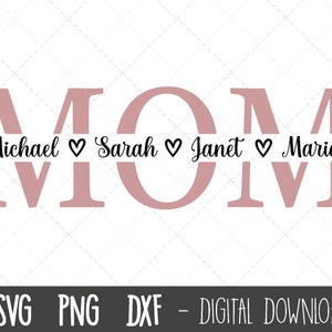 Könnte beinhalten: Ein digitales Design mit dem Wort "MOM" in Staubrosa, mit den Namen Michael, Sarah, Janet und Maria darunter, jeweils durch ein Herzsymbol getrennt. Das Design enthält den Text "SVG PNG DXF - DIGITAL DOWNLOAD".