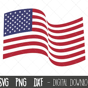 Può includere: Una bandiera americana rossa, bianca e blu che sventola al vento. La bandiera ha 13 strisce orizzontali e 50 stelle bianche su un campo blu.