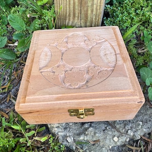 Gesneden houten kist met drievoudige maan