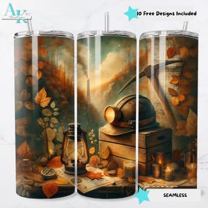 Op de afbeelding: Een tumbler met een wikkelontwerp met een vintage mijnbouwscène. Het ontwerp omvat een mijnwerkershelm met een lamp, een pikhouweel en herfstbladeren. De tumbler heeft een rietje en de tekst "10 Free Designs Included".