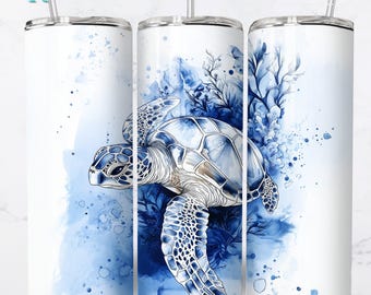 Könnte beinhalten: Ein weißer Edelstahlbecher mit einem blauen Aquarelldesign einer Meeresschildkröte, die im Meer schwimmt. Der Becher hat einen Strohhalm und ist nahtlos.
