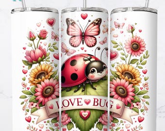 Könnte beinhalten: Ein weißer Becher mit einem farbenfrohen Design mit einem Marienkäfer, einem Schmetterling, Blumen und Herzen. Der Becher trägt den Text "I LOVE BUG".