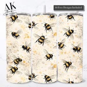 Könnte beinhalten: Drei Edelstahlbecher mit einem sich wiederholenden Muster aus gelben und schwarzen Bienen auf cremefarbenem Hintergrund. Das Design umfasst florale Akzente und den Text "10 Free Designs Included" in einem schwarzen Rechteck.
