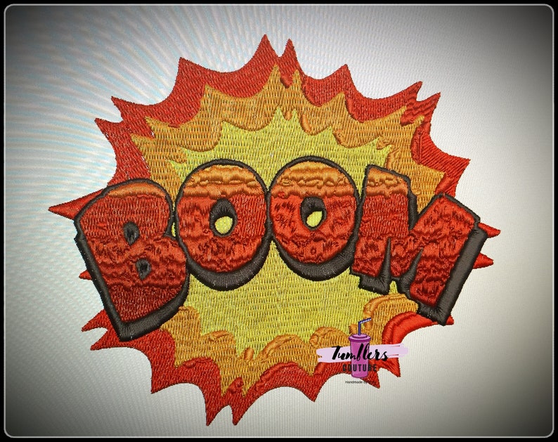 K&ouml;nnte beinhalten: Gestickter Aufn&auml;her mit einem roten, gelben und orangenen Explosionsdesign. Das Wort "BOOM" befindet sich in der Mitte der Explosion in schwarzen und roten Buchstaben.