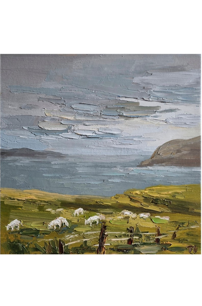 Pode incluir: Pintura a &oacute;leo de uma paisagem costeira com ovelhas pastando num campo verde. O c&eacute;u est&aacute; nublado com tons de cinza e azul. A obra de arte apresenta pinceladas texturizadas, criando uma sensa&ccedil;&atilde;o de profundidade e movimento. Uma cerca de madeira est&aacute; em primeiro plano.