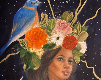 Puede incluir: Una pintura de una mujer con cabello largo y oscuro que lleva una corona de flores con un pájaro azul posado en la parte superior. El fondo es azul oscuro con estrellas blancas.