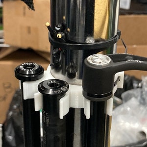 Thru-axle holder for workstands