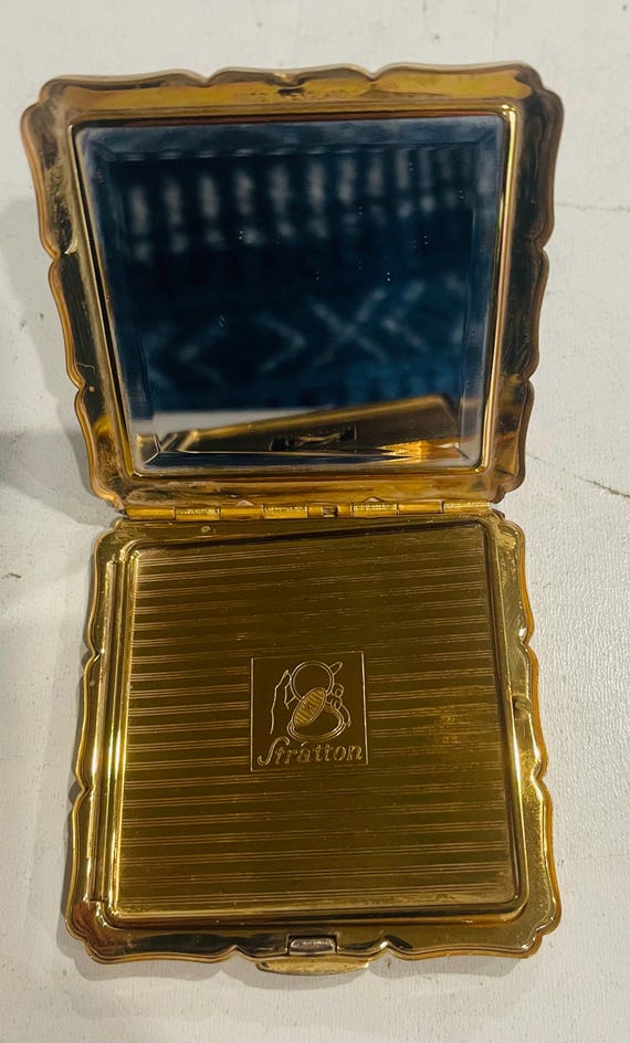 Stratton Square Solid Powder Compact 1950s Stratton Square Powder Compact with Black Ename… - Gem