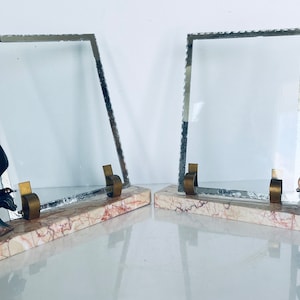 Könnte beinhalten: Zwei antike silberne Bilderrahmen mit abgeschrägtem Glas und Marmorsockeln. Jeder Rahmen ist mit einer Bronzeskulptur eines Vogels verziert.