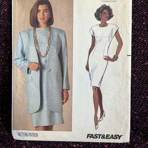 Könnte beinhalten: Ein Vintage-Schnittmuster für ein Kleid und eine Jacke. Das Schnittmuster ist für die Größen 18-20-22 und trägt die Bezeichnung "Butterick 5352 Jessica Howard". Das Schnittmuster zeigt ein weißes Kleid mit einem runden Ausschnitt und eine hellblaue Jacke mit Knopfleiste.