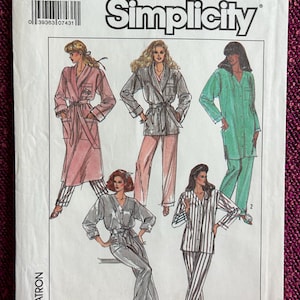 May include: A sewing pattern for pyjamas with four different styles. The pattern is for sizes MD and includes instructions for using an overlock/serger machine. The pattern is from Simplicity and has the number 8874.
