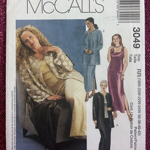 Può includere: Modello di cucito McCall's con illustrazioni di modelli di moda femminile. Il modello include una giacca, pantaloni e un vestito. La taglia del modello è RR (18W-20W-22W-24W-36-38-40-42).