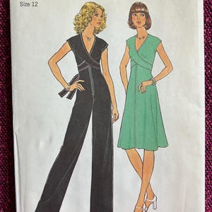 Puede incluir: Patrón de costura vintage Simplicity número 7522 para un vestido y un mono. El patrón está diseñado para tejidos de punto elásticos únicamente. El patrón muestra dos modelos, uno con un mono negro y el otro con un vestido verde. El patrón es para la talla 12.