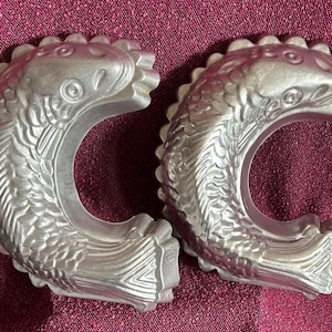 Vintage Aluminium Fischförmige Formen von Zwei