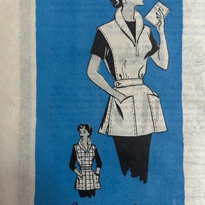 Może przedstawiać: Ilustracja vintage wzoru szycia przedstawiająca kobietę w kamizelce i spódnicy, trzymającą notatnik. Projekt jest czarno-biały na niebieskim tle, z napisem "Anne Adams" kursywą na dole. Ilustracja pokazuje dwie wersje stroju.
