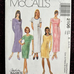 Może przedstawiać: Wzór szycia McCall's na sukienkę, numer wzoru 2106, rozmiar B (8, 10, 12). Wzór przedstawia pięć różnych stylów sukienek, wszystkie o podobnym kroju. Sukienki są w różnych kolorach, w tym różowym, żółtym, zielonym i niebieskim.