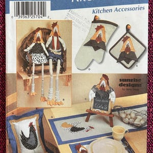 Op de afbeelding: Simplicity patroon 7166 voor keukenaccessoires. Bevat patronen voor een ovenwant, pannenlap, placemats, kussen en decoratieve hanenpoppen. Het patroon bevat ook instructies in het Spaans.