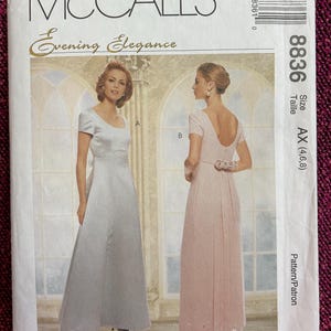 Pode incluir: Padrão de costura McCall's Evening Elegance para um vestido, tamanho AX (4, 6, 8). O padrão mostra duas modelos vestindo o vestido em cores diferentes, uma em azul claro e outra em rosa. O vestido tem um decote redondo e um detalhe de laço nas costas.