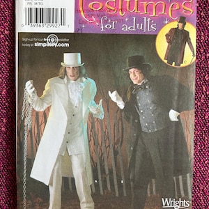 Op de afbeelding: Simplicity kostuumpatroon voor volwassenen, met twee kostuumontwerpen. Eén is een wit pak met hoge hoed en ketting, de andere is een zwart pak met hoge hoed. Het patroon bevat maten M-XL.