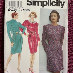 Puede incluir: Patrón de costura Simplicity número 8044 para tallas 12-16. El patrón incluye instrucciones para hacer tres vestidos: un vestido azul verdoso con cuello alto y mangas largas, un vestido rojo con cuello blanco y mangas largas, y un vestido de estampado floral con cuello redondo y mangas largas. El patrón está etiquetado como "fácil de coser".