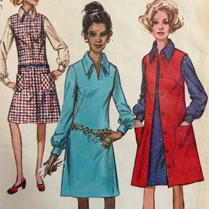 Peut inclure: Patron de couture vintage Simplicity présentant trois femmes portant des robes. Les robes comprennent une robe à carreaux bleus et blancs, une robe turquoise avec une ceinture décorative et un gilet rouge sur une robe bleue à motifs floraux.