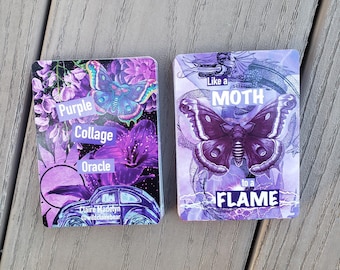 Puede incluir: Dos cartas de oráculo moradas y negras con un diseño de polilla y flores. La carta de la izquierda dice "Purple Collage Oracle" y la carta de la derecha dice "Like a Moth to a Flame".