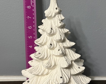 Pronto per dipingere un piccolo albero di Natale, biscotto di ceramica