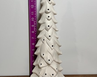 Pronto per dipingere l'alto e sottile albero di Natale in pino, biscotto di ceramica