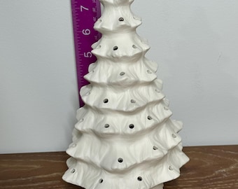 Pronto per dipingere un piccolo albero di Natale, biscotto di ceramica