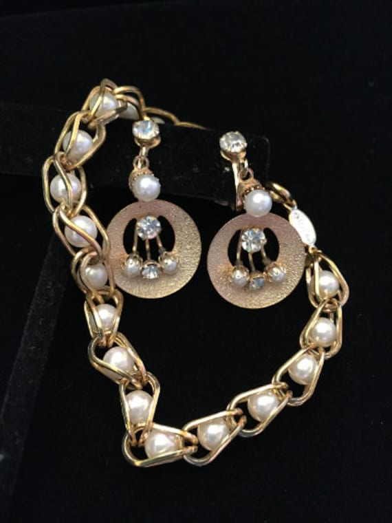 Vintage gold and pearl dangle earrings and Napier… - image 2