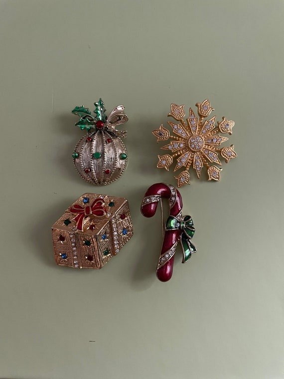 Lot of 4 Vintage Christmas Brooches