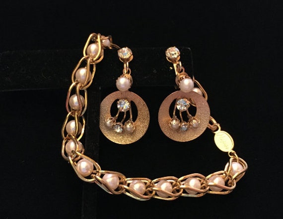 Vintage gold and pearl dangle earrings and Napier… - image 1