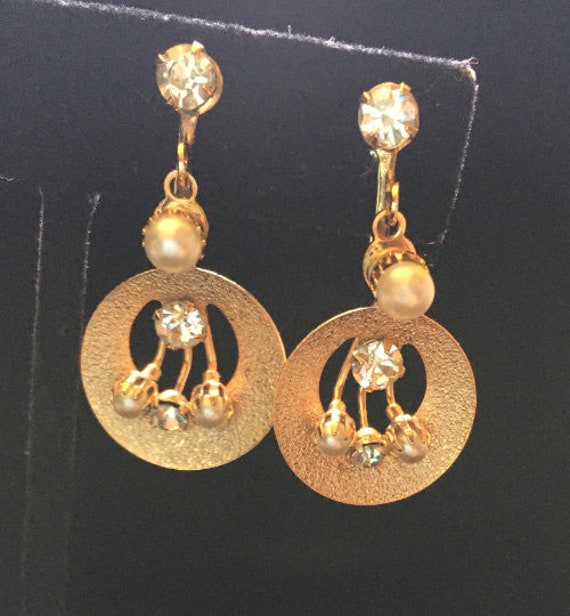 Vintage gold and pearl dangle earrings and Napier… - image 3