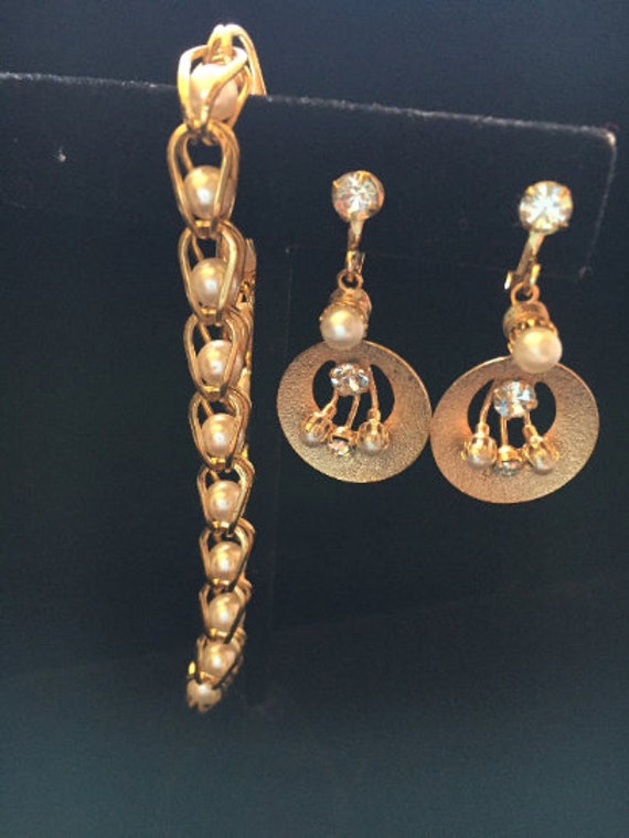 Vintage gold and pearl dangle earrings and Napier… - image 5