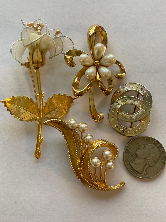 Collection Vintage Gold and White Brooches - image 5