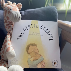 La douce girafe, livre respectueux de l'environnement, livre pour enfants, livre de contes, girafe, amis, gentillesse, recyclé, impression écologique, éthique, fabriqué au Royaume-Uni