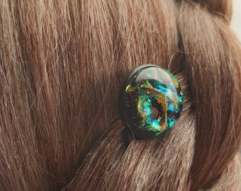 Black hair pin with round resin cabochon and colourshift pigment flakes green blue yellow hairpin