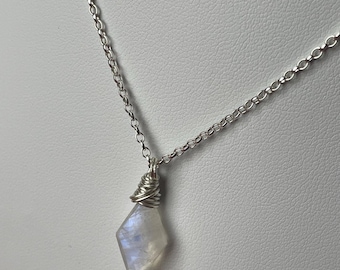Regenboog maansteen vliegerketting – sterlingzilveren draadgewikkelde hanger, sierlijke edelsteensieraden