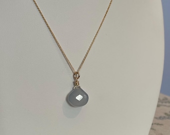 Lichtblauwe chalcedoonketting – 14k gold filled ketting, draadgewikkelde edelsteenhanger, delicate handgemaakte sieraden