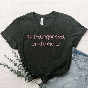 自己診断クラフト中毒Tシャツ | クラフトシャツ | デザイナーギフト | クラフターシャツ | 趣味シャツ | クラフターへのギフト | 面白いクラフトシャツ | アーティストギフト