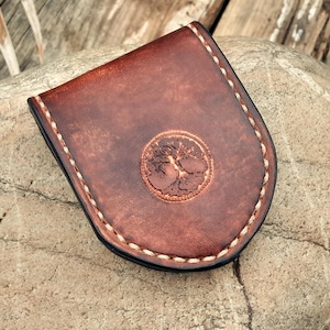 Cartera Yggdrasil de piel marrón, pequeña, unisex, con cierre a presión, árbol del mundo, cosida a mano, de fresno, de piel auténtica, hecha a mano, con monedas.