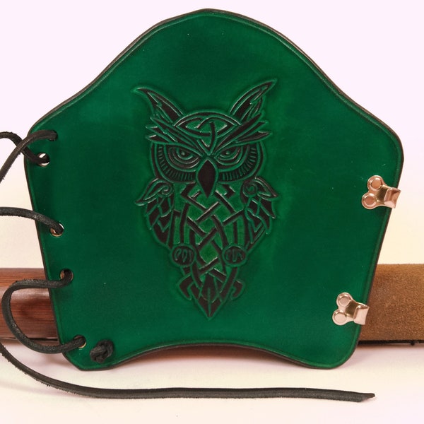 Armschutz Stulpe Keltische Eule Punziert Leder grün Bogenstulpe traditionell Langbogen Mittelalter handgefertigt von Hand bemalt Magie